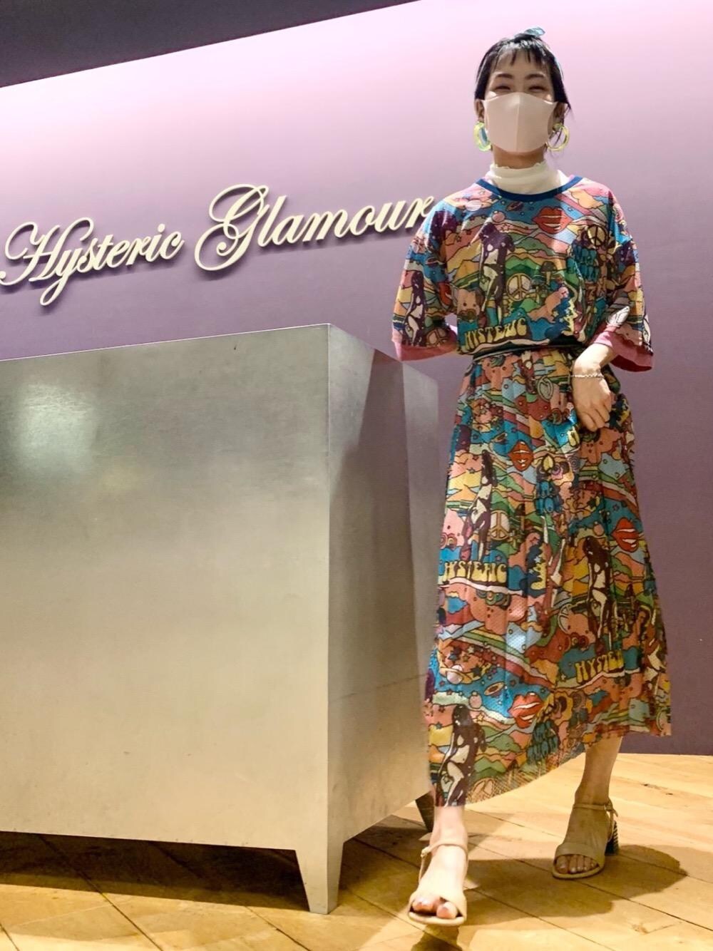 「セットアップ、スカート、総柄、夏コーデ、ヒステリックグラマー、なんばパークス、70'sコーデ、春こーで、tシャツ、HYSTERIC GLAMOUR」｜「HYSTERIC GLAMOURのROUNDED BEAR編み込み ワンピース（ワンピース、ピンク系）」を使った、Qさん（レディース・163cm）の春コーディネートの1枚目の写真