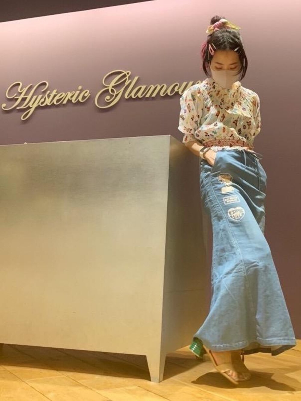 「スカート、コラボレーション、夏コーデ、ヒステリックグラマー、なんばパークス、春こーで、HYSTERIC GLAMOUR」｜「HYSTERIC GLAMOURのYOKO DOLL MIX柄 プルオーバー（ニット/セーター、ホワイト系）」を使った、Qさん（レディース・163cm）の春コーディネートの1枚目の写真
