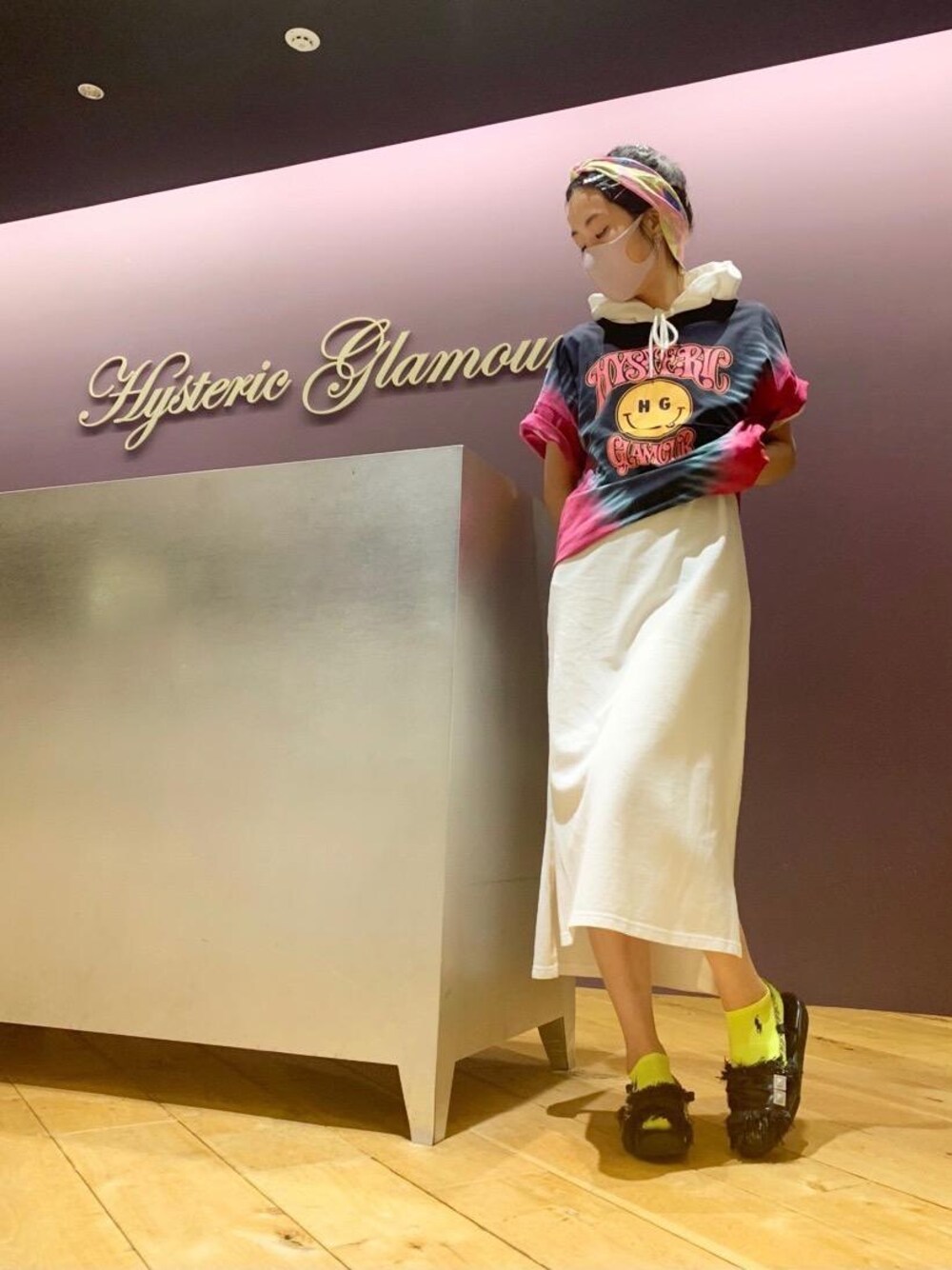 「ワンピース、夏コーデ、ヒステリックグラマー、なんばパークス、春こーで、tシャツ、HYSTERIC GLAMOUR」｜「HYSTERIC GLAMOURのHG SMILE タイダイプルオーバー（Tシャツ/カットソー、ピンク系）」を使った、Qさん（レディース・163cm）の春コーディネートの1枚目の写真