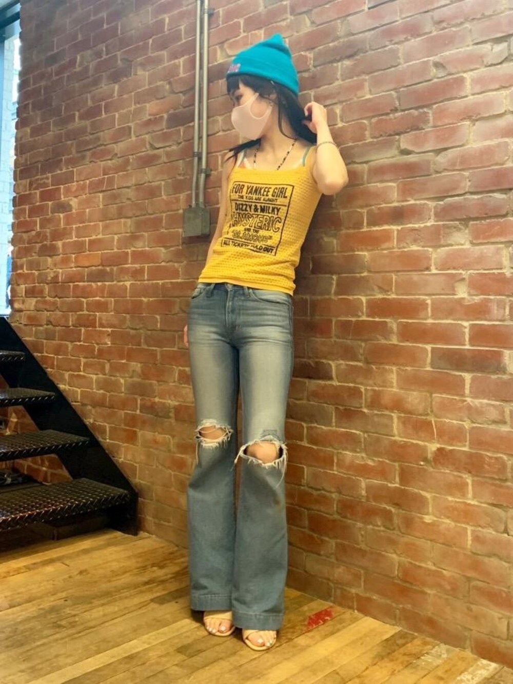 「フレアパンツ、夏コーデ、ノースリーブ、ヒステリックグラマー、なんばパークス、でにむ、春こーで、HYSTERIC GLAMOUR」｜「HYSTERIC GLAMOURのLOGO刺繍 ニットキャップ（ニットキャップ/ビーニー、ブルー系）」を使った、Qさん（レディース・163cm）の春コーディネートの1枚目の写真