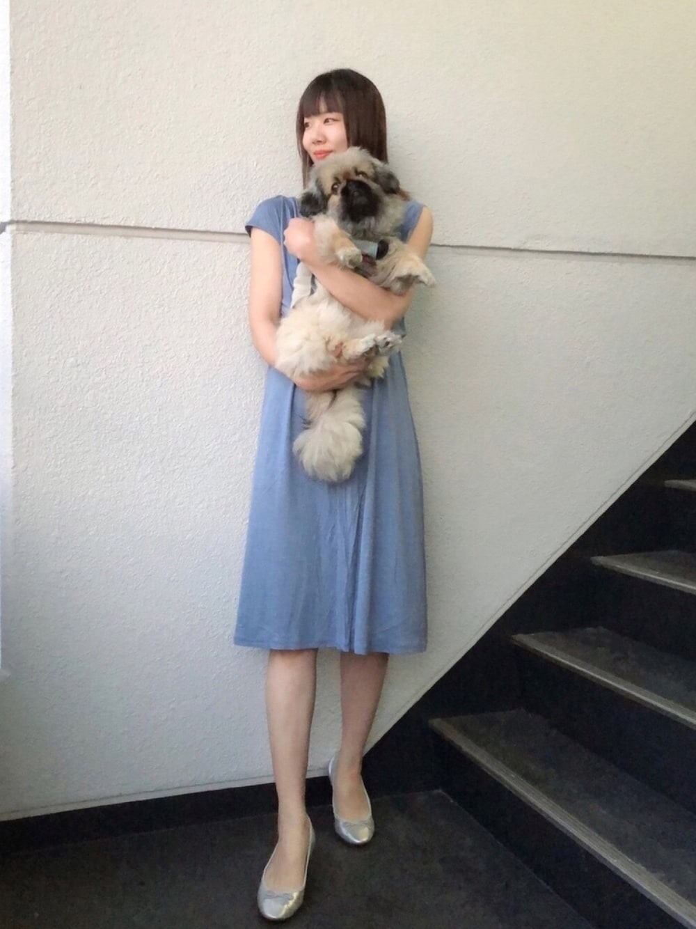 ブルー系のワンピース、シルバー系のパンプス、ブルー系のワンピースを着用したレディースの夏コーディネートの1枚目の写真