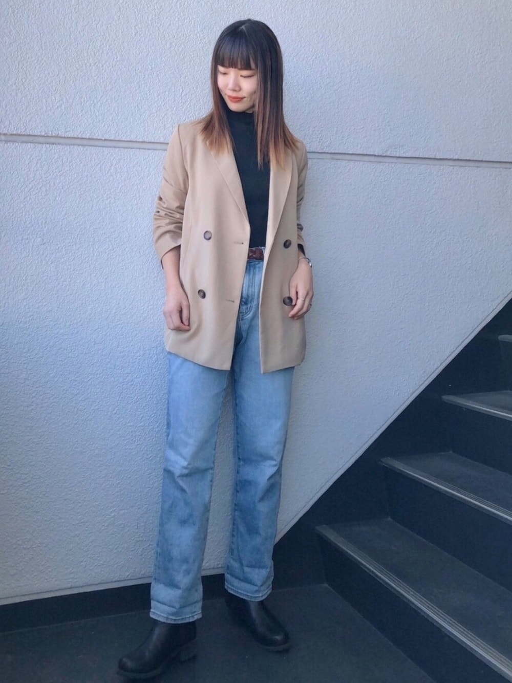 「大人カジュアル、オトナカジュアル、きれいめカジュアル、ハンサムコーデ、レイヤードスタイル、プチプラ、テーラードジャケット、タートルネック、デニム、ショートブーツ」｜「no brandのアイテム（ピアス（両耳用）、シルバー系）」を使った、nun.さん（レディース・164cm）の冬コーディネートの1枚目の写真