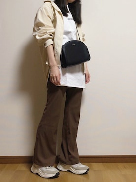 「GU（ジーユー）のアイテム（Tシャツ/カットソー、ホワイト系）」を使った、sakiさん（レディース・160cm）の秋コーディネート