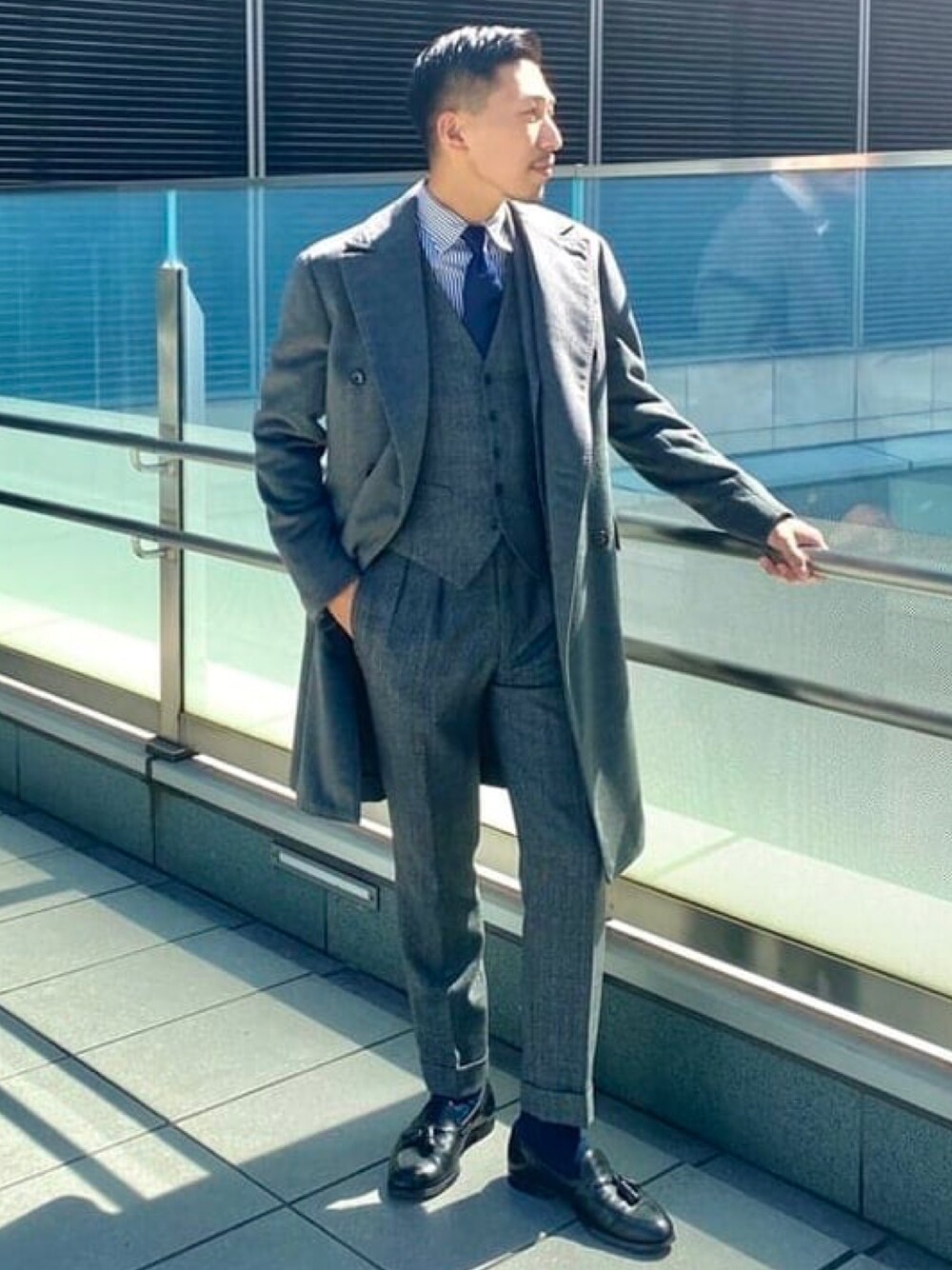 「コート、グレー、ローファー、冬コーデ、大人カジュアル、スリッポン、大人コーデ、シンプルコーデ、秋冬コーデ、スタッフセンバツ」｜「FRANCO BASSIのFRANCO BASSI / ツイルソリッド ネクタイ（ネクタイ、ブルー系）」を使った、Brilla per il gustoさん（メンズ・180cm）の秋コーディネートの1枚目の写真
