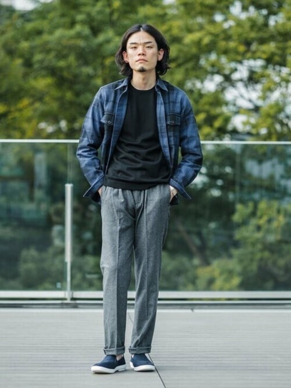 「チェック、ローファー、スラックス、レイヤードスタイル、大人カジュアル、大人コーデ、きれいめカジュアル、シャツスタイル、秋コーデ、秋服準備はじめました」｜「JOHN SMEDLEYのJOHN SMEDLEY / KERSHAW 30ゲージ クルーネックニット（ニット/セーター、ブラック系）」を使った、Brilla per il gustoさん（メンズ・175cm）の秋コーディネートの1枚目の写真