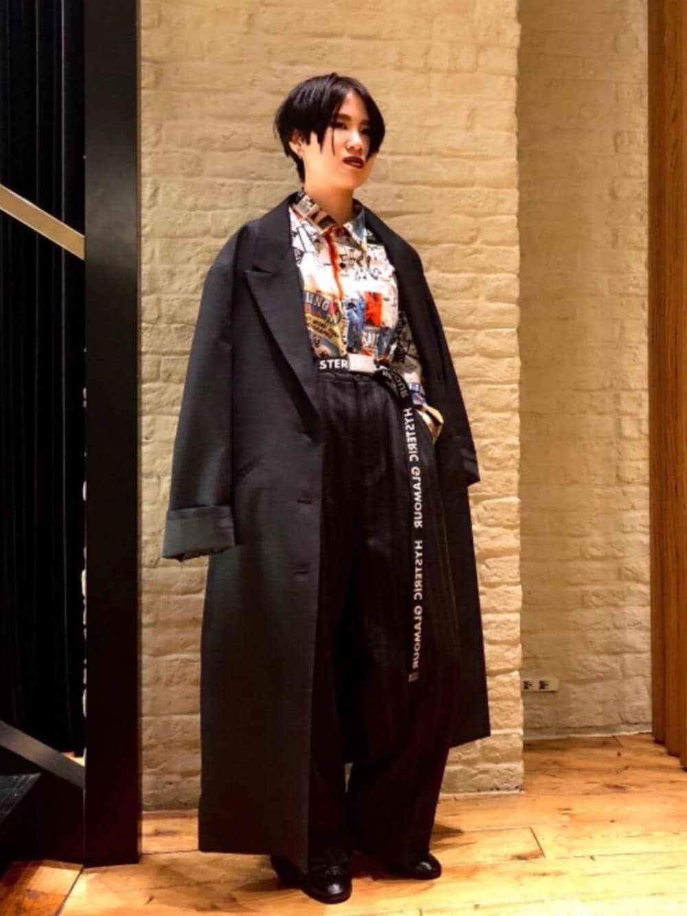 「シンプル、ロック、ワイドパンツ、Hysteric Glamour、ロングジャケット、グレンチェック、総柄シャツ、秋コーデ」｜「HYSTERIC GLAMOURのAラインCO（チェスターコート、ブラック系）」を使った、miyaさん（レディース・155cm）の秋コーディネートの1枚目の写真