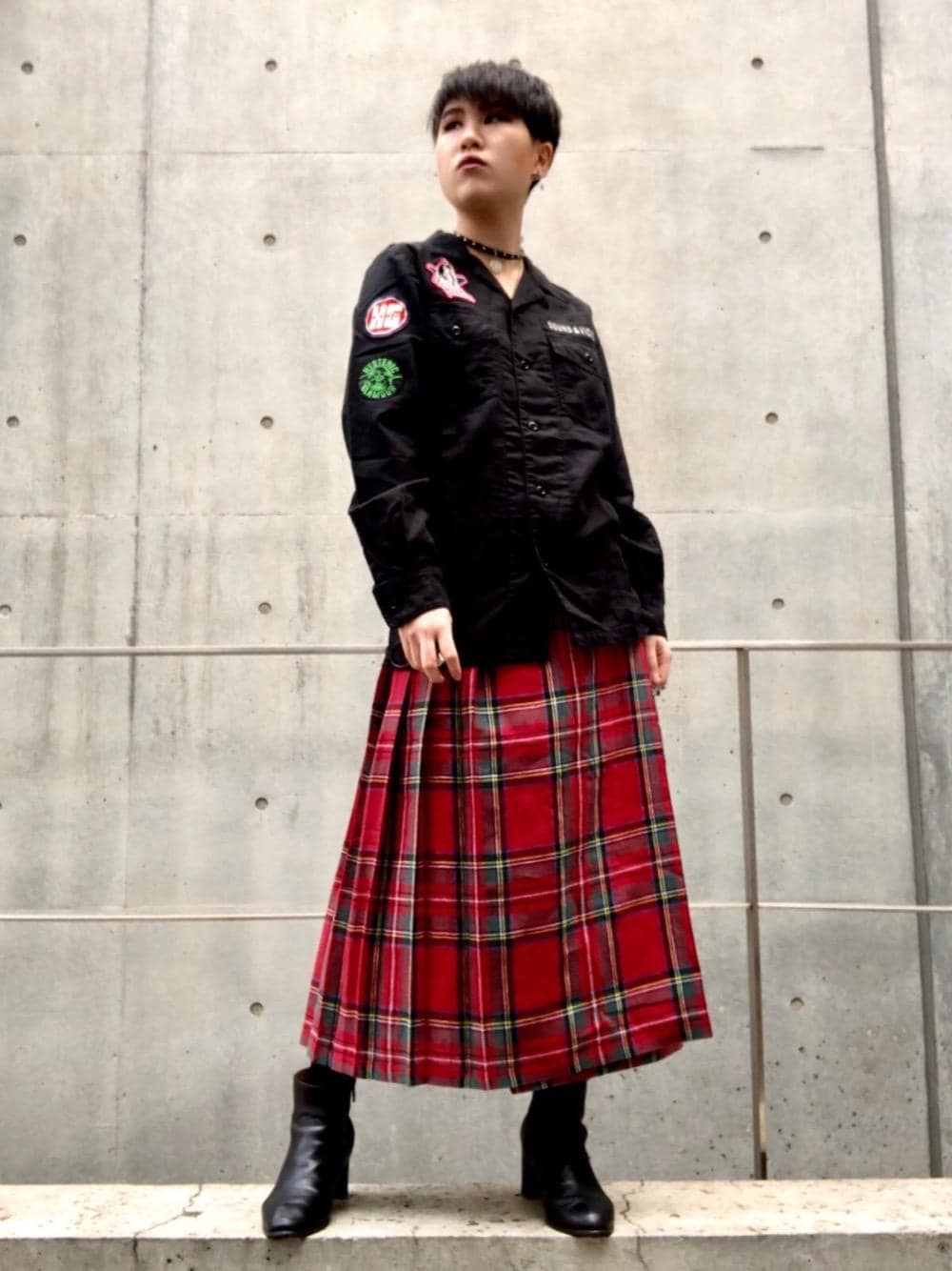 「ロック、ロングスカート、タータンチェック、チョーカー、Hysteric Glamour、プリーツスカート、ミリタリーシャツ、春コーデ、タータンチェックスカート、青山コーデ」｜「HYSTERIC GLAMOURのCIRCLE WOMAN チャームチョーカー（ネックレス、ブラック系）」を使った、miyaさん（レディース・155cm）の春コーディネートの1枚目の写真