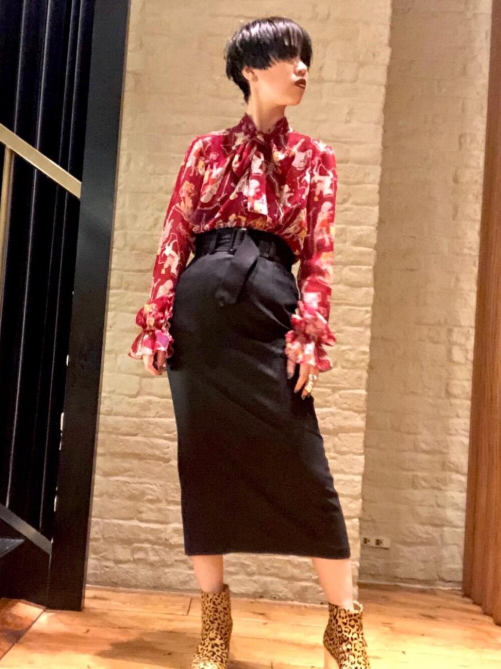 「タイトスカート、ブラウス、Hysteric Glamour、ヒステリックグラマー、ボウタイブラウス、秋コーデ、HYSTERICS、ロングタイトスカート、総柄ブラウス、19EARLY_AUTUMNコーデコンテスト」｜「HYSTERIC GLAMOURのCLEAR HEEL ブーツ（ブーツ、ベージュ系）」を使った、miyaさん（レディース・156cm）の秋コーディネートの1枚目の写真