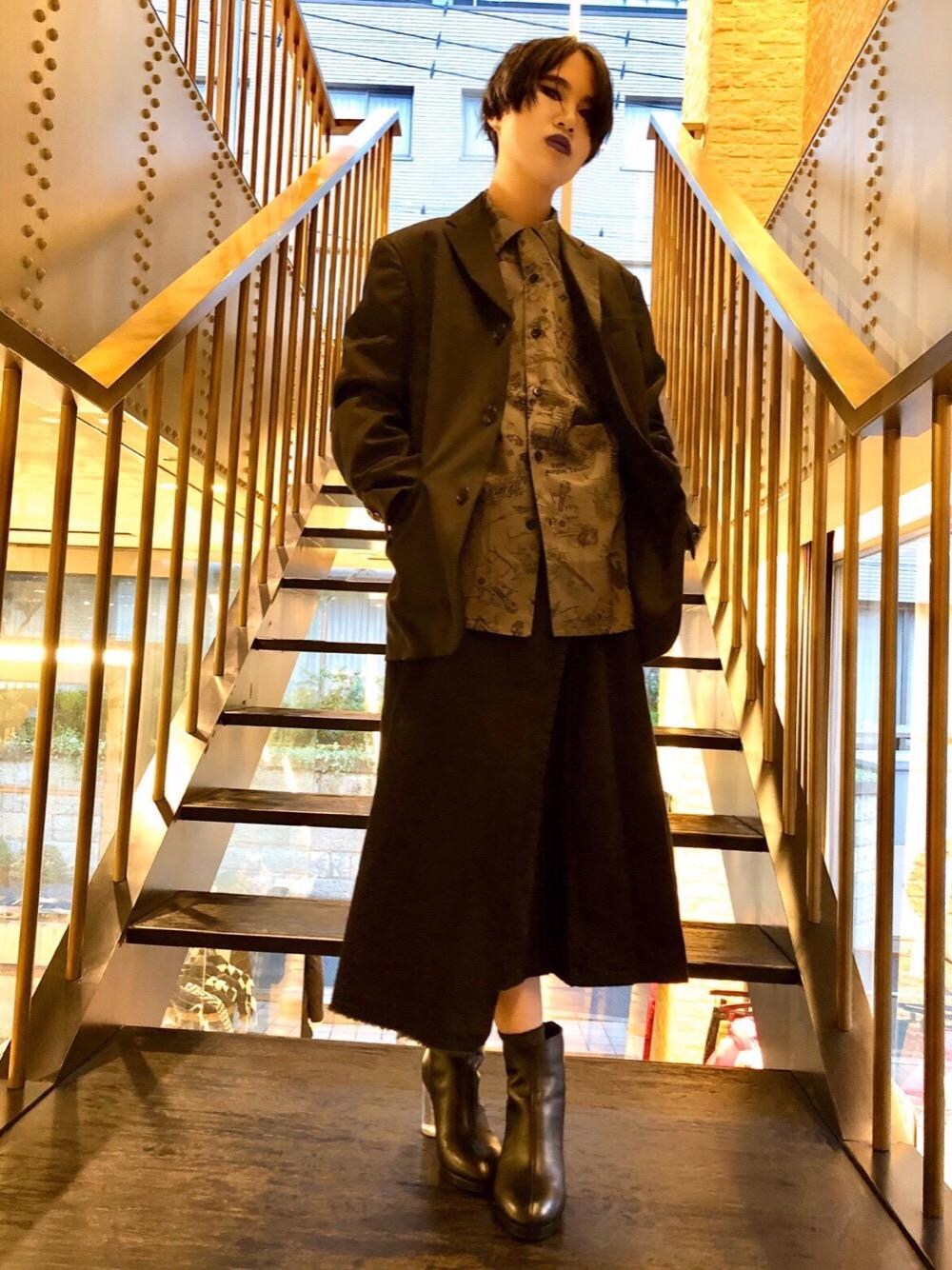 「テーラードジャケット、デニムスカート、総柄、Hysteric Glamour、プリーツスカート、ラップスカート、ヒステリックグラマー、オープンカラーシャツ、HYSTERICS、thee hysteric xxx」｜「HYSTERIC GLAMOURのTHE GHOST WOLVES/POLAR POWER総柄 オープンカラーシャツ（シャツ/ブラウス、グレー系）」を使った、miyaさん（レディース・156cm）の秋コーディネートの1枚目の写真