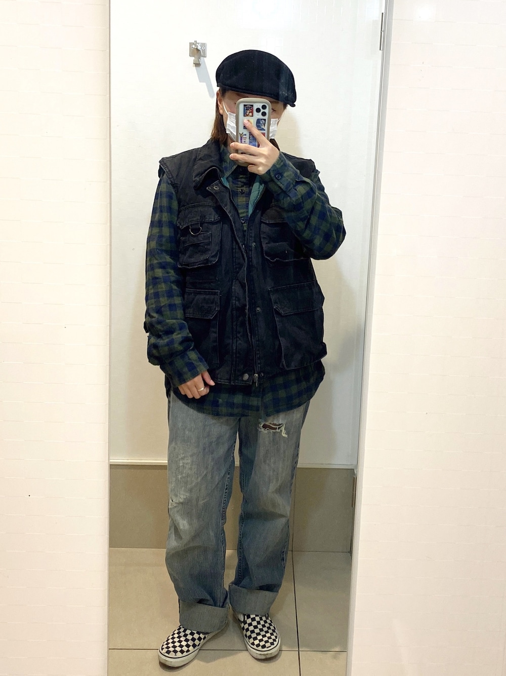 「古着、古着MIX、古着コーデ、古着女子、古着好きな人と繋がりたい、チェックシャツ、ベスト、90'sスタイル」｜「KANGOLのアイテム（ハンチング/ベレー帽、ブラック系）」を使った、ユイさん（レディース・159cm）の春コーディネートの1枚目の写真