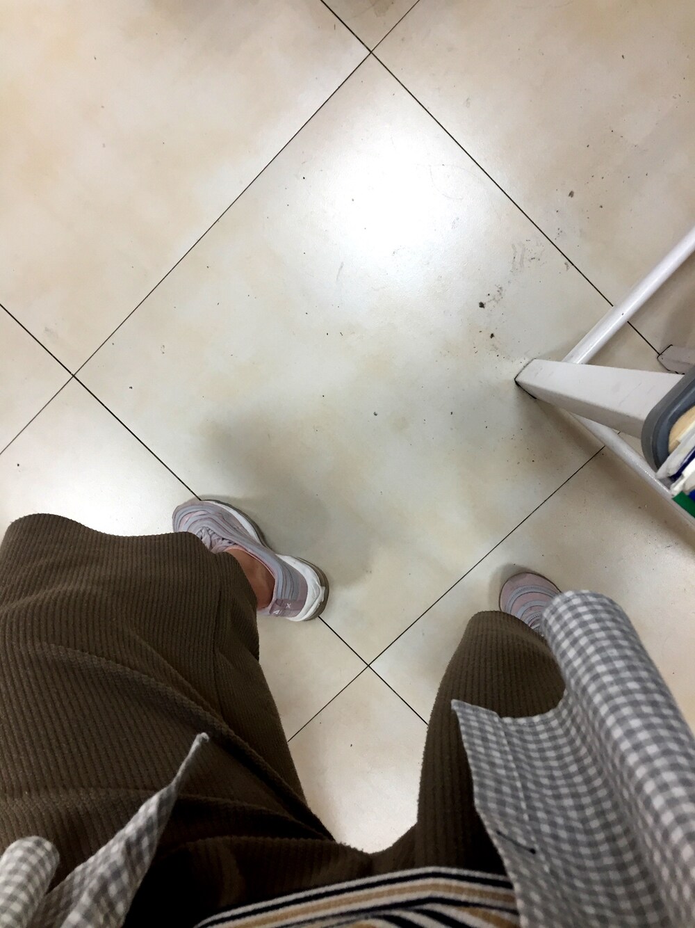 「Classroom」｜「nike airmax 97のアイテム（シューズ、ピンク系）」を使った、TooHyeHyunさん（レディース・162cm）の春コーディネートの1枚目の写真