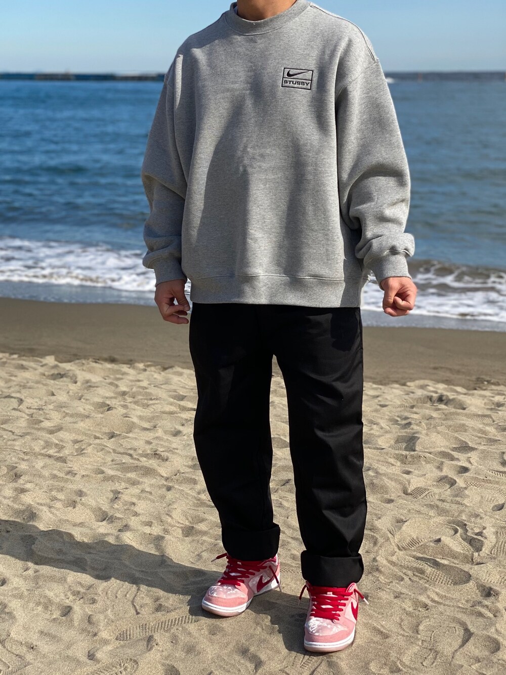「street、streetstyle、streetfashion、ストリート、stussy、COOKMAN、STRANGELOVE、ストレンジラブ、NIKE、スニーカー」｜「STUSSYのアイテム（パーカー、グレー系）」を使った、りょーさん（メンズ・169cm）の秋コーディネートの1枚目の写真