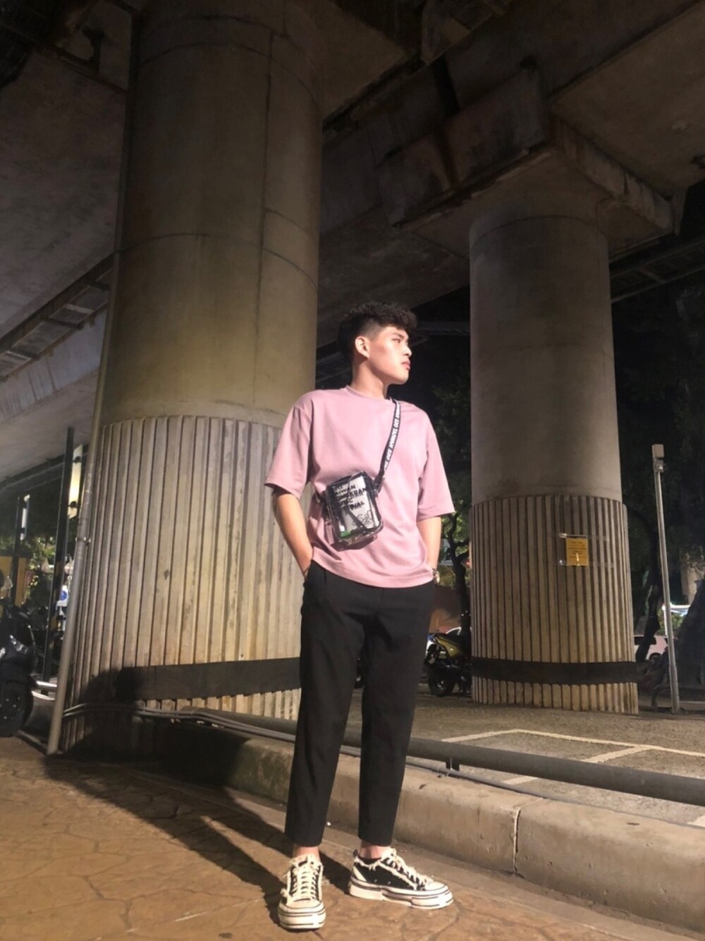 「日系極簡、ootd、夏、休閒」｜「UNIQLOのアイテム（Tシャツ/カットソー、ピンク系）」を使った、Sunnyさん（メンズ・175cm）の秋コーディネートの1枚目の写真