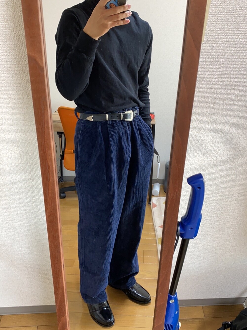 「革靴、秋のコーデ、おしゃれさんと繋がりたい、モード、いいね、save、フォローお願いします🤑、黒、低身長コーデ、ローファー」｜「UNIQLOのタートルネックT（長袖）（Tシャツ/カットソー、ブラック系）」を使った、Danielさん（メンズ・168cm）の冬コーディネートの1枚目の写真