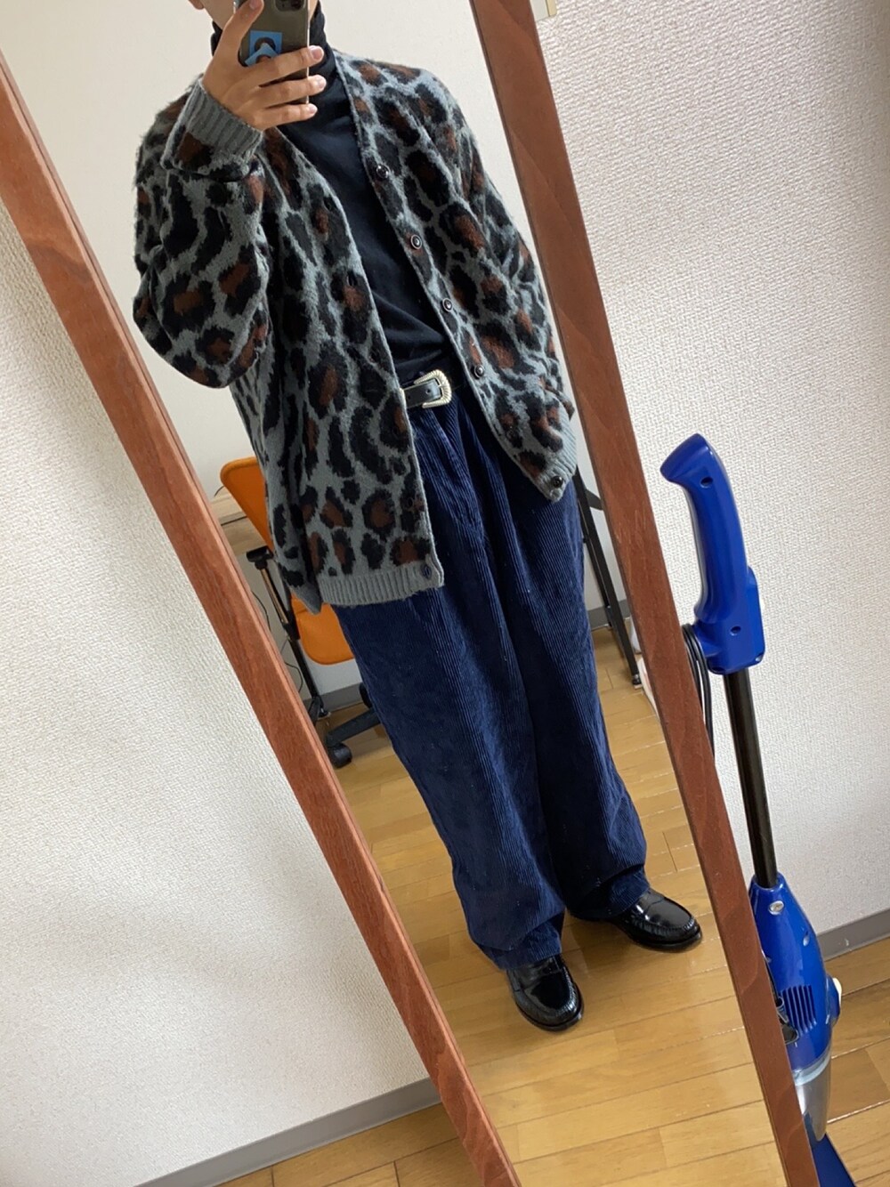 「ブラック、おしゃれさんと繋がりたい、低身長コーデ、ローファー、カーディガン、秋のコーデ、いいね、save、フォローお願いします🤑、コーデュロイパンツ」｜「FREAK'S STOREの▽WEB限定 PENNEYS×FREAK'S STORE/ペニーズ 別注 ビッグシルエット モヘアタッチ レオパード カーディガン/ニット（カーディガン/ボレロ、グレー系）」を使った、Danielさん（メンズ・168cm）の冬コーディネートの1枚目の写真