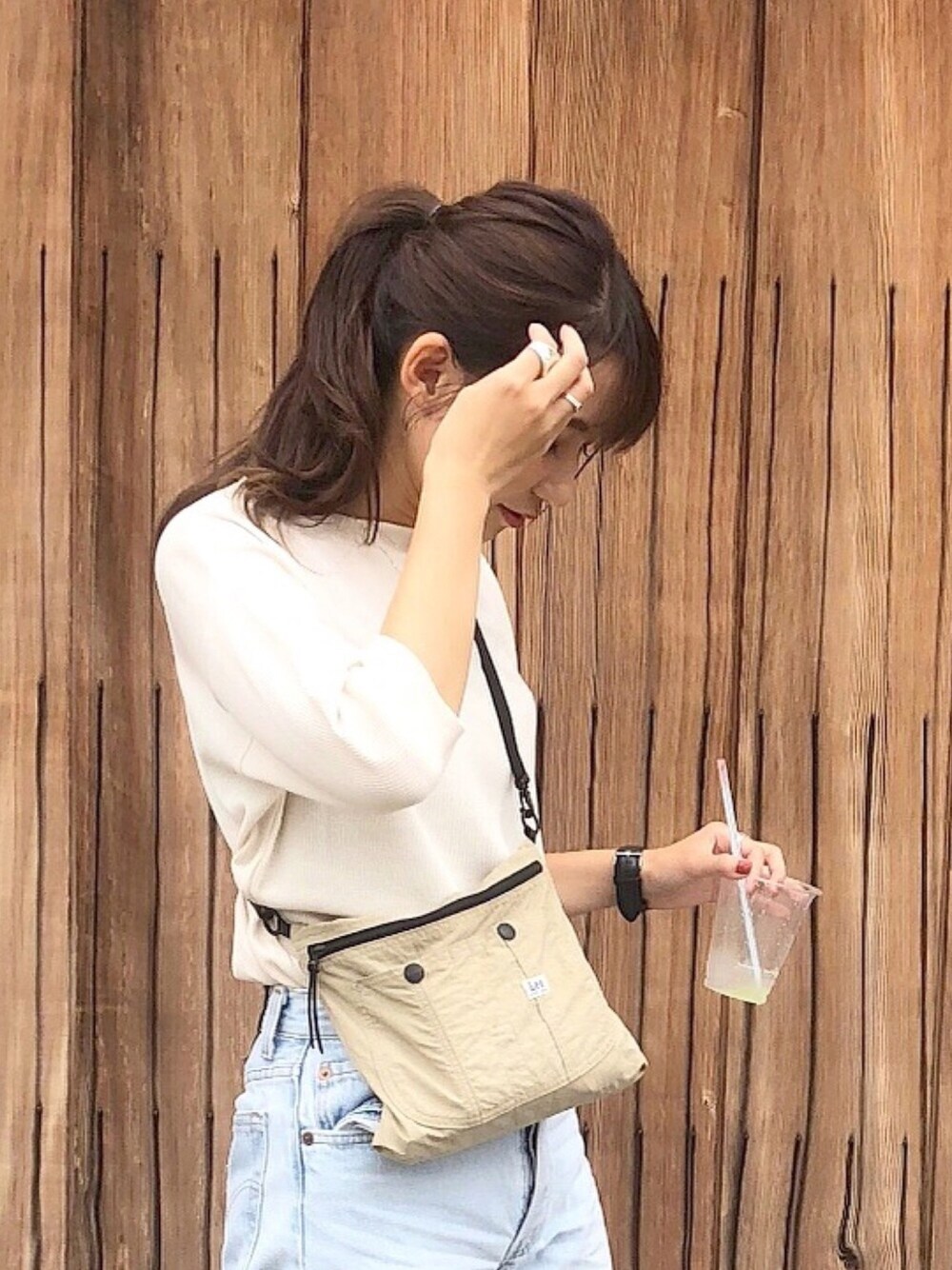 「ワッフルクルーネックＴ、KOE、秋服準備はじめました、秋コーデ、シンプル、プチプラ、オトナ女子、オトナカジュアル、ママファッション、サコッシュ」｜「koeの5分袖ワッフルTシャツ（Tシャツ/カットソー、ホワイト系）」を使った、ふじわら 佳緒里さん（レディース・162cm）の秋コーディネートの1枚目の写真