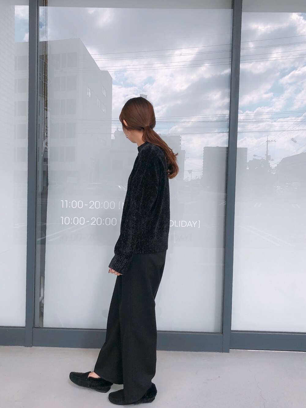 「秋冬、パンツスタイル、ブラック、wearhalloween2018、モノトーン、オールブラック、ワイドパンツ、KOE、ファーシューズ、ブラックコーデ」｜「koeのクルーネックモールニットプルオーバー（ニット/セーター、ブラック系）」を使った、ふじわら 佳緒里さん（レディース・162cm）の秋コーディネートの1枚目の写真