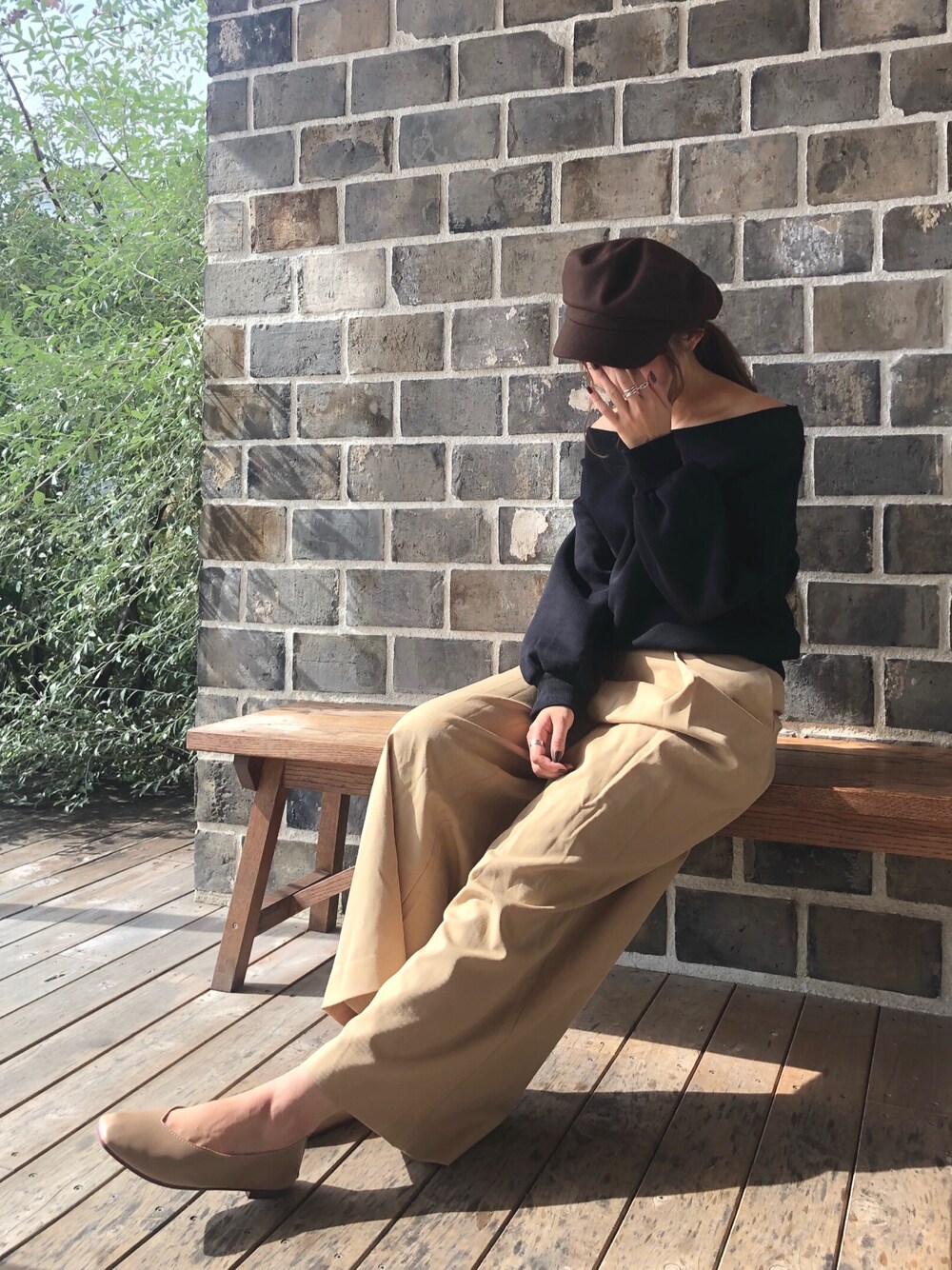 「秋冬コーデ、大人カジュアル、秋のコーデ、ママコーデ、モノトーンコーデ、ママファッション、ブラウン、オフショル、キャスケット、ワイドパンツ」｜「SENSE OF PLACE by URBAN RESEARCHのベーシックウールキャスケット（キャスケット、ブラウン系）」を使った、ふじわら 佳緒里さん（レディース・162cm）の秋コーディネートの1枚目の写真