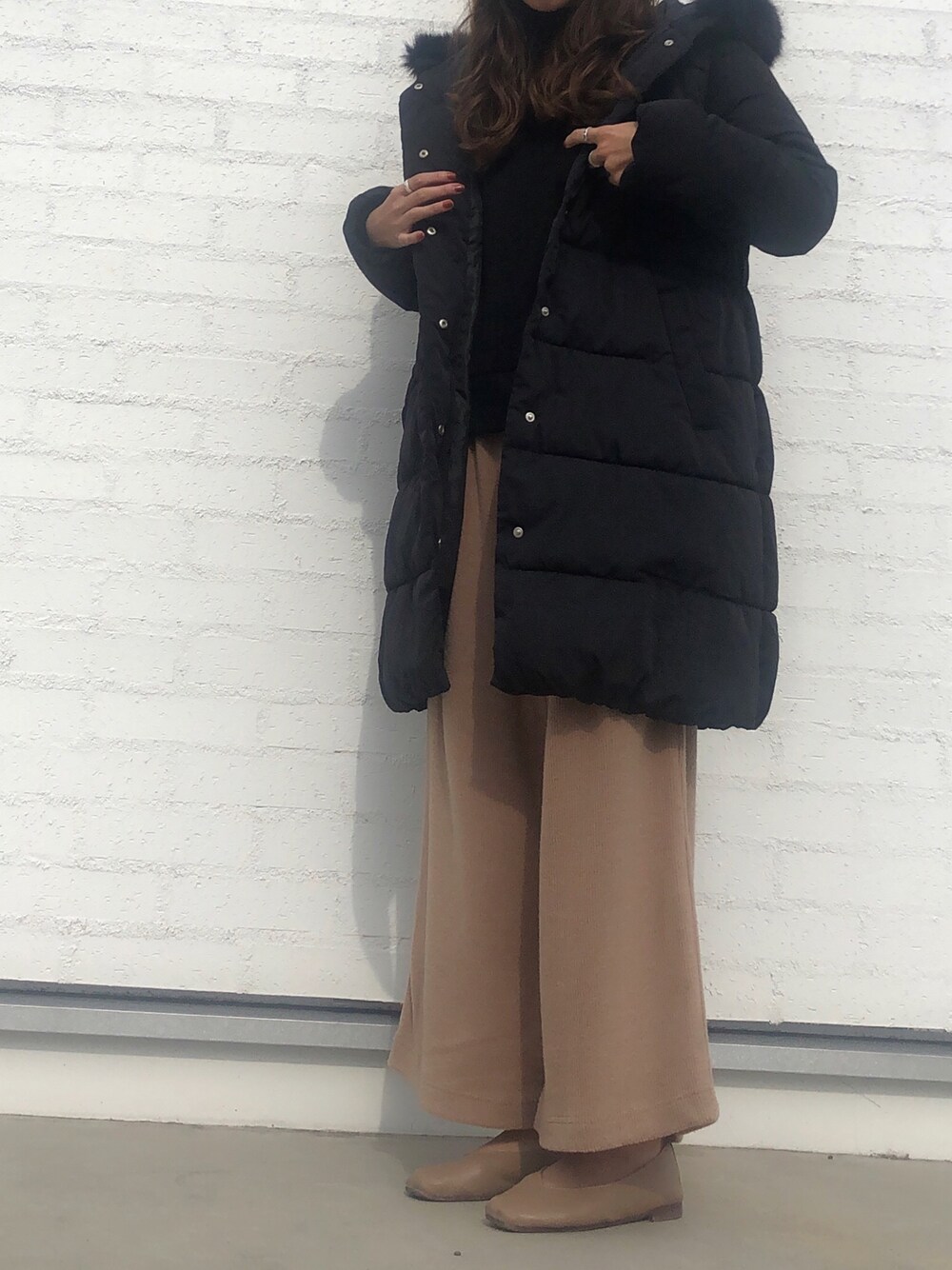「冬コーデ、冬、きれいめカジュアル、今日のコーデ、ベージュ、ネイビー、ママファッション、大人カジュアル、アウター、KOE」｜「koeの中綿フードロングコート（ダウンジャケット/コート、ブルー系）」を使った、ふじわら 佳緒里さん（レディース・162cm）の秋コーディネートの1枚目の写真