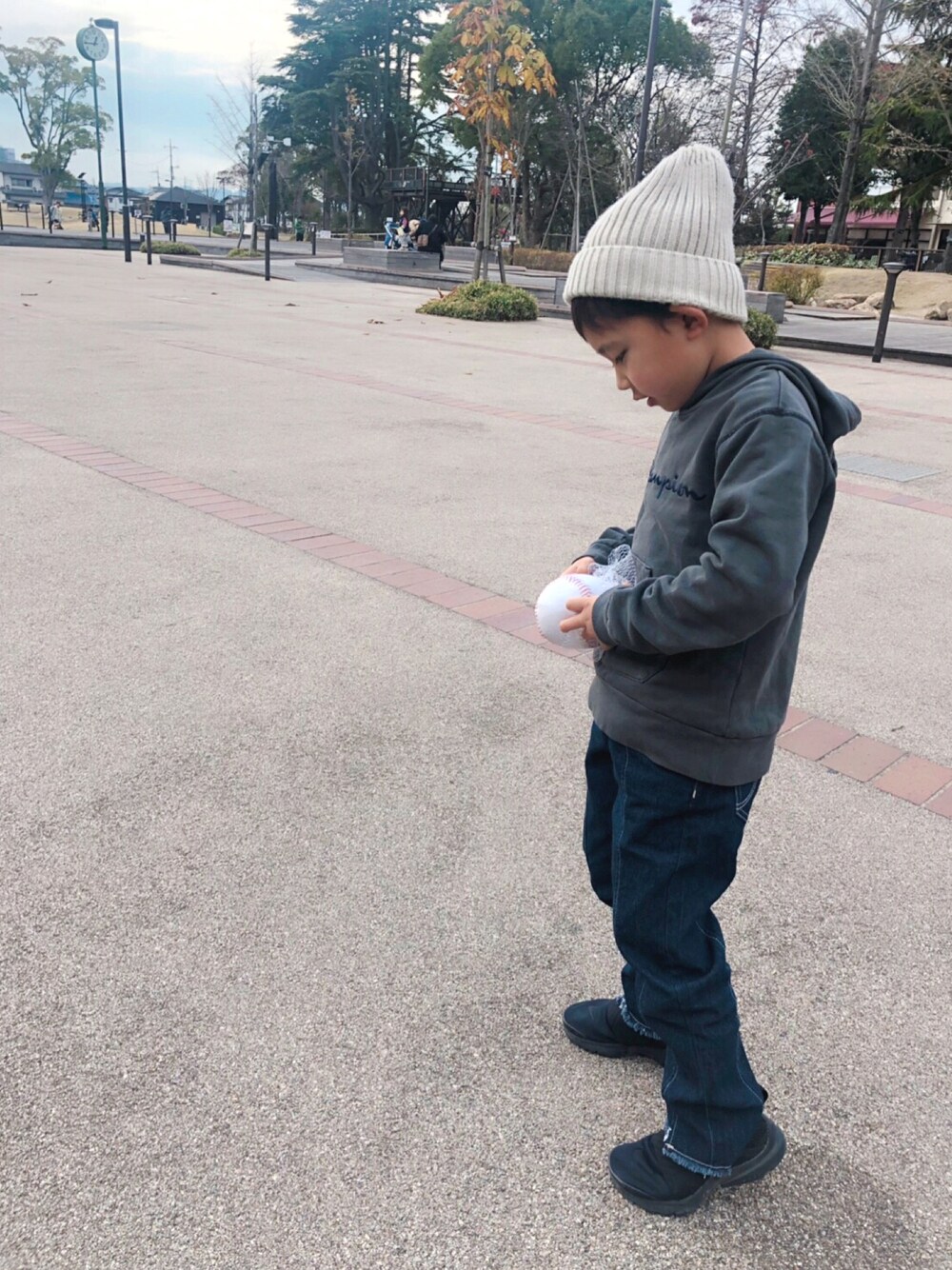 「KOE、カジュアル、冬、kids、ニット帽、秋冬コーデ、小学生、NIKE、息子、プチプラコーデ」｜「koeの切替デニムパンツ（その他パンツ、ブルー系）」を使った、ふじわら 佳緒里さん（キッズ・120cm）の冬コーディネートの1枚目の写真