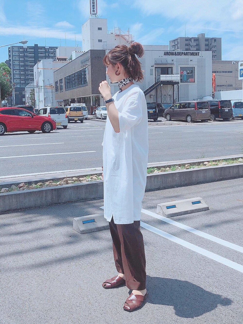 「スカーフ、スカーフアレンジ、夏コーデ、シンプルコーデ、秋のコーデ、ブラウン、２ＷＡＹ、おしゃれさんと繋がりたい、KOE、ママコーデ」｜「koeの＼前後2way／クロスレイヤーチュニック（Tシャツ/カットソー、ホワイト系）」を使った、ふじわら 佳緒里さん（レディース・162cm）の夏コーディネートの1枚目の写真