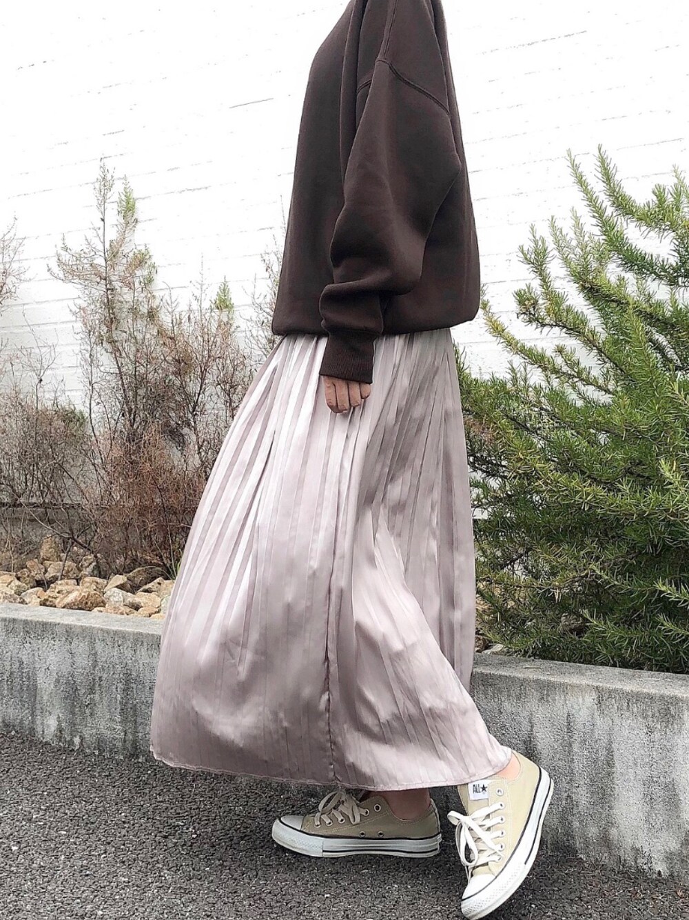 「秋服、シンプルコーデ、スニーカー、ママコーデ、プリーツスカート、ジェンダーレス、ブラウン、KOE、スウェット、サテン」｜「koeの【ユニセックス対応】TC裏起毛ビッグシルエットクルーネックスウェット（スウェット、ブラウン系）」を使った、ふじわら 佳緒里さん（レディース・162cm）の夏コーディネートの1枚目の写真