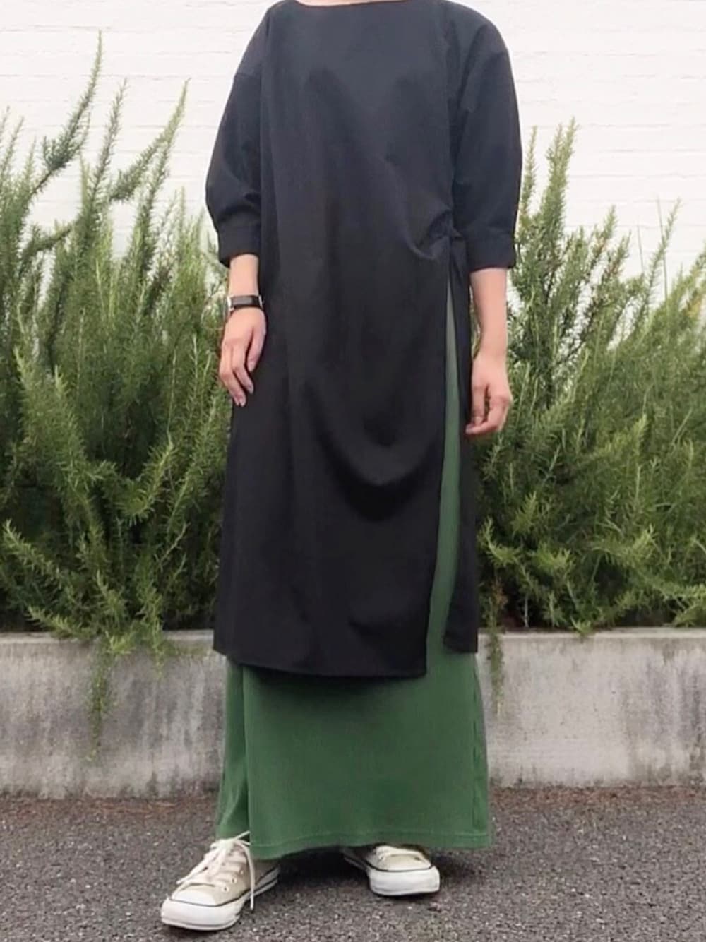「秋服、スニーカー、リブスカート、グリーン、チュニック、レイヤードスタイル、ママコーデ、カジュアル、シンプルコーデ、KOE」｜「koeのねじりチュニック（チュニック、ブラック系）」を使った、ふじわら 佳緒里さん（レディース・162cm）の夏コーディネートの1枚目の写真