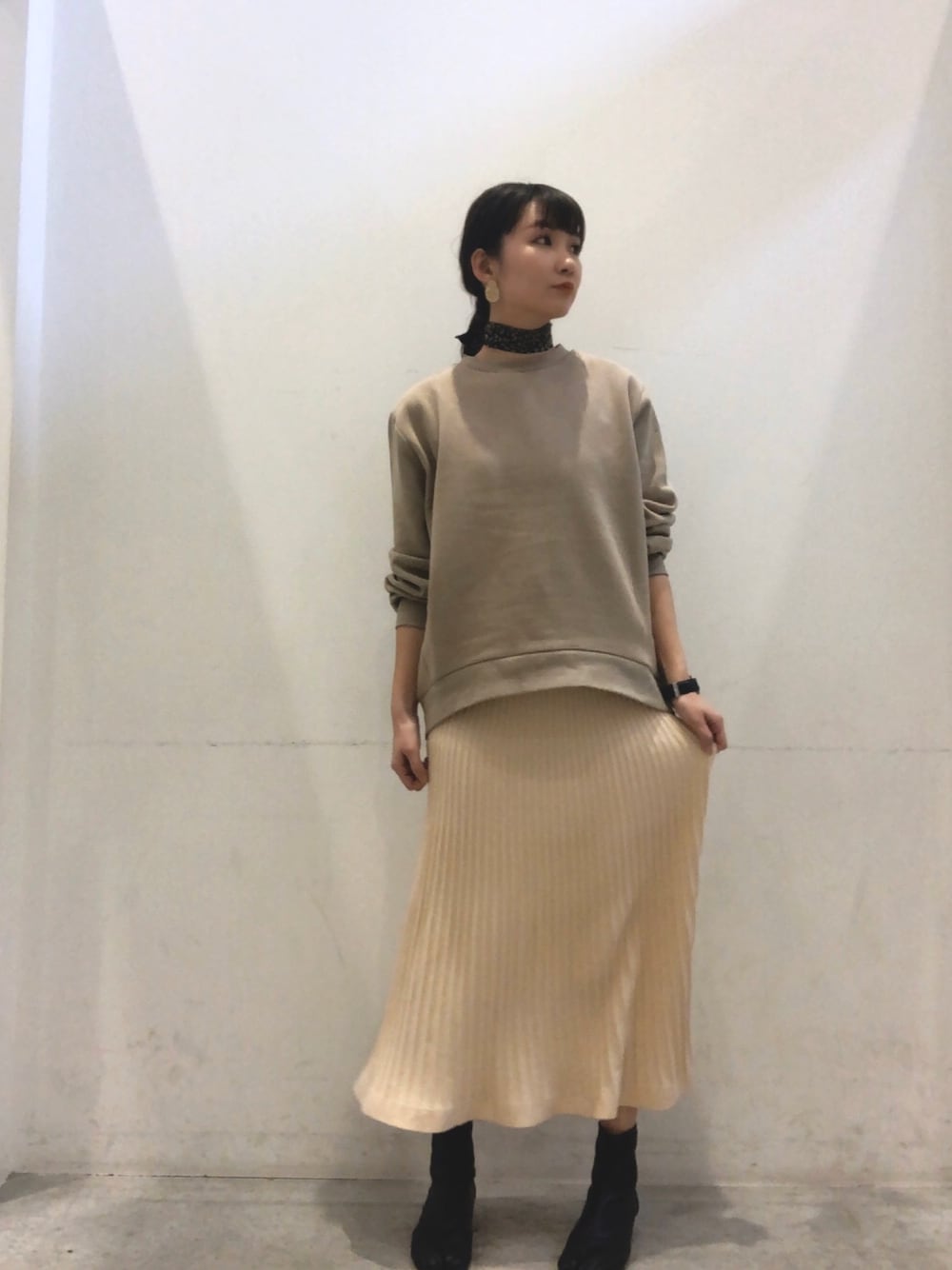 「カジュアル、オトナカジュアル、ママファッション、ロングスカート、プリーツスカート、ニットスカート、KOE、スウェット、春服、スカーフ」｜「koeの裏起毛裏毛トレーナー（スウェット、ベージュ系）」を使った、ふじわら 佳緒里さん（レディース・162cm）の冬コーディネートの1枚目の写真