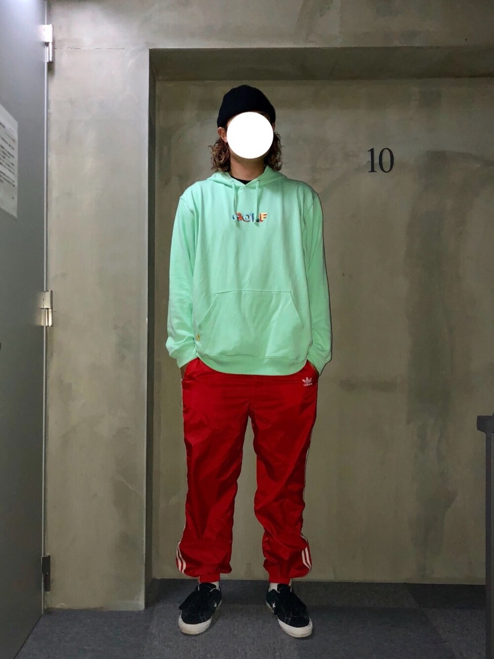 「ootd、street、オーバーサイズ、ビッグシルエット、パーカー、秋のコーデ、ストリート、golfwang、カジュアル、アディダス」｜「CONVERSEのconvers cons onester U.S11（スニーカー、ブラック系）」を使った、Xさん（メンズ・190cm）の秋コーディネートの1枚目の写真
