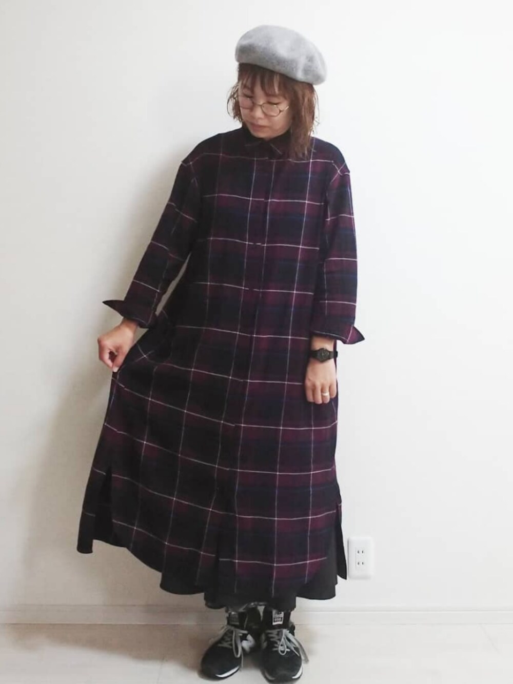 「ママコーデ、チェックシャツワンピース、GLOBAL WORK、ベレー帽、New Balance、4児ママ、秋服、秋のコーデ」｜「GLOBAL WORKのソフトフランネルマキシワンピース/804336（ワンピース、レッド系）」を使った、mocoさん（レディース・167cm）の秋コーディネートの1枚目の写真