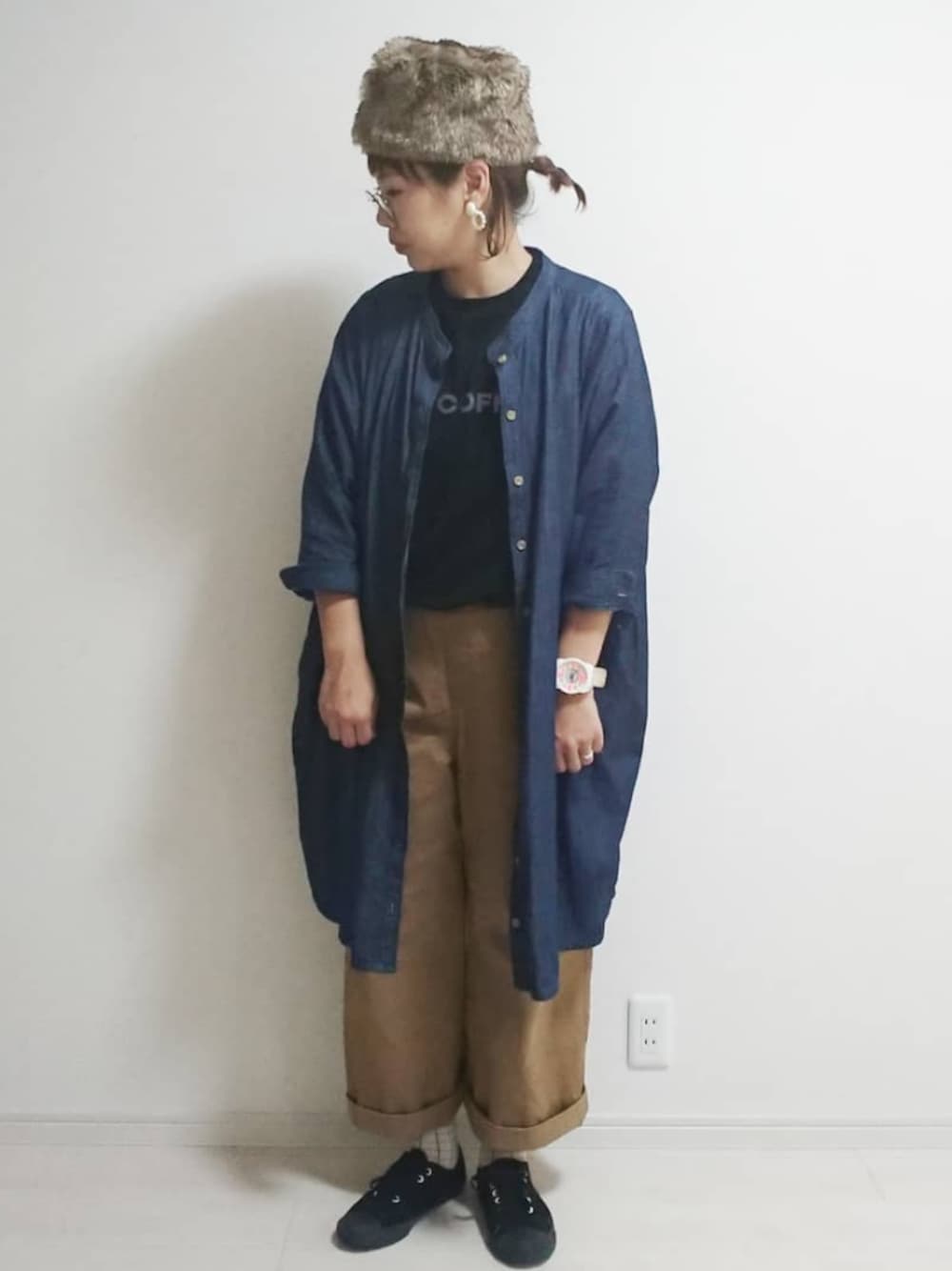 「ママコーデ、4児ママ、NOCOFFEE、GLOBAL WORK、デニムシャツワンピース、studioclip、秋服、秋のコーデ、カジュアル、チェック柄靴下」｜「GLOBAL WORKのロシアボウ【快適機能】/808476（キャップ、ブラウン系）」を使った、mocoさん（レディース・167cm）の秋コーディネートの1枚目の写真