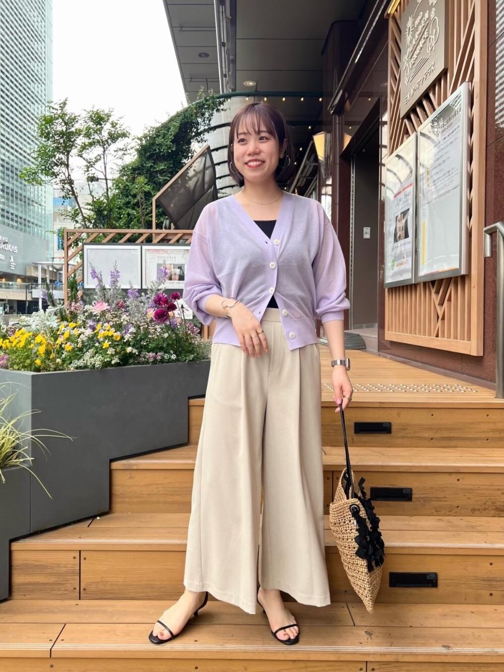 パープル系のカーディガン/ボレロ、ブラック系のショルダーバッグを着用したレディースの春コーディネートの1枚目の写真