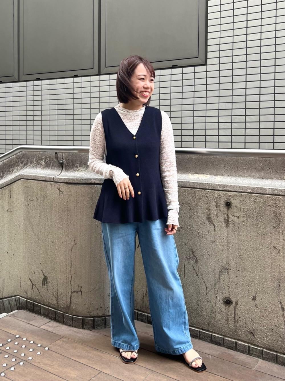 ホワイト系のTシャツ/カットソー、ブルー系のデニムパンツ、ブルー系のベストを着用したレディースの春コーディネートの1枚目の写真