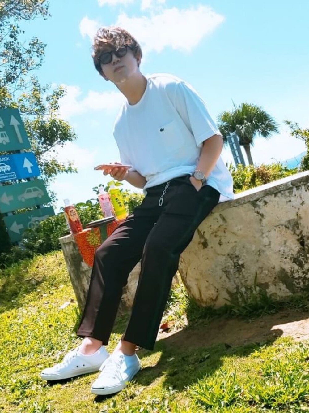 「初投稿、シンプル、スニーカーコーデ、Tシャツ、ラインパンツ、LACOSTE、BEAMS、サングラス」｜「LACOSTEのベーシッククルーネックポケットTシャツ (半袖)（Tシャツ/カットソー、ホワイト系）」を使った、とき。さん（メンズ・170cm）の秋コーディネートの1枚目の写真