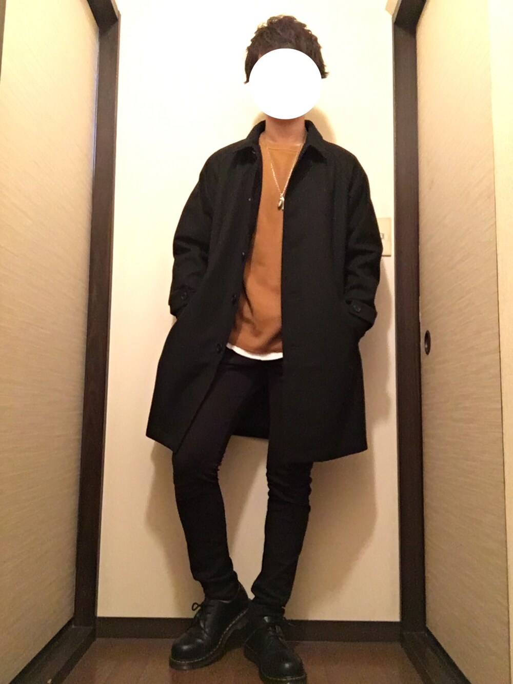 「休日スタイル、春コーデ、黒、ステンカラーコート、Dr.Martens、黒スキニー、マスタード、レイヤードスタイル」｜「SENSE OF PLACE by URBAN RESEARCHのウィンドブロックステンカラーコート（ステンカラーコート、ブラック系）」を使った、へいさん（メンズ・167cm）の春コーディネートの1枚目の写真