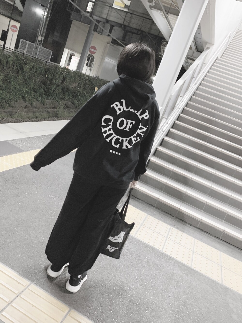 「ラフ、駅のホーム、BUMP OF CHICKEN」｜「BUMP OF CHICKENのアイテム（パーカー、ブラック系）」を使った、ふなこさん（レディース・162cm）の秋コーディネートの1枚目の写真