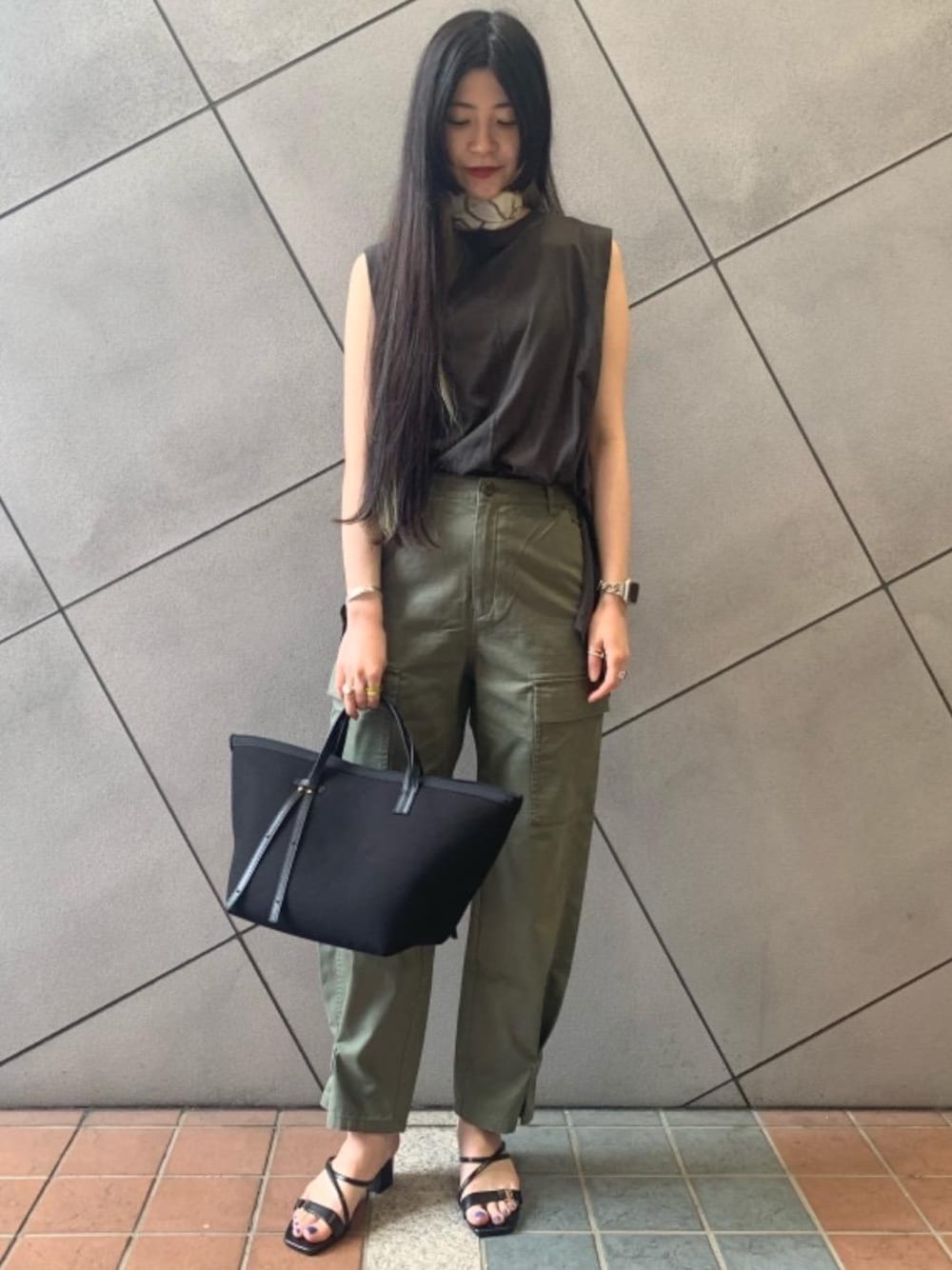 「フェミニン、シャツ/ブラウス、👟バッグ、ぱんつ、【全社タグに統合】CASUAL」｜「green label relaxingのSC ランダム リブ タンクトップ（タンクトップ、ブラック系）」を使った、takada10810さん（レディース・165cm）の春コーディネートの1枚目の写真