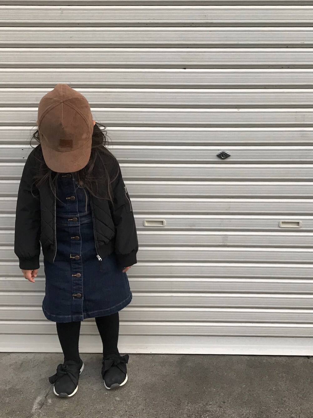 「キッズファッション、女の子コーデ、シンプルコーデ、スニーカー、ZARA、カジュアルコーデ、MA-1」｜「GUのアイテム（つなぎ/オールインワン、ブルー系）」を使った、aiiiiirinさん（キッズ・110cm）の冬コーディネートの1枚目の写真