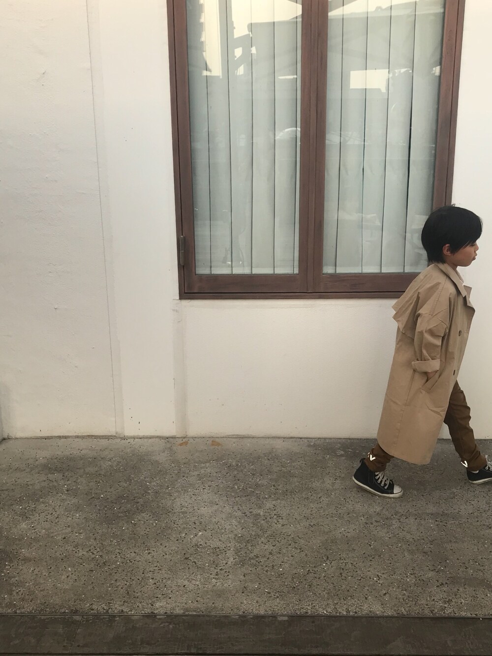 「カジュアル、シンプル、男の子、トレンチコート、はるコーデ、kids、韓国子供服、ベージュコーデ」｜「韓国子供服のアイテム（トレンチコート、ベージュ系）」を使った、aiiiiirinさん（キッズ・120cm）の春コーディネートの1枚目の写真