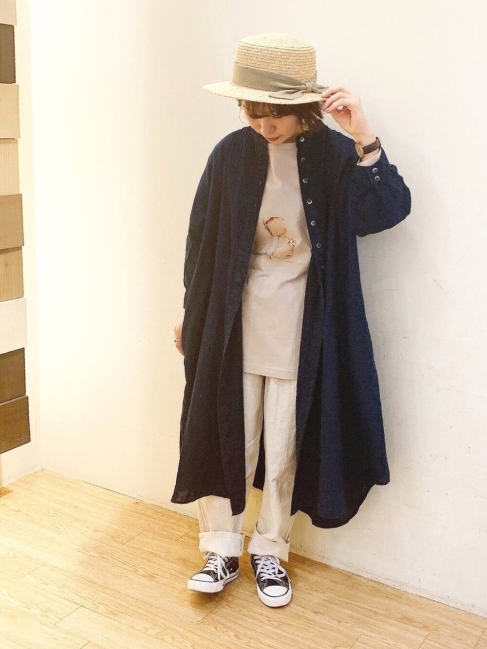 ベージュ系のその他パンツ、ベージュ系のTシャツ/カットソー、ブルー系のワンピースを着用したレディースの春コーディネートの1枚目の写真