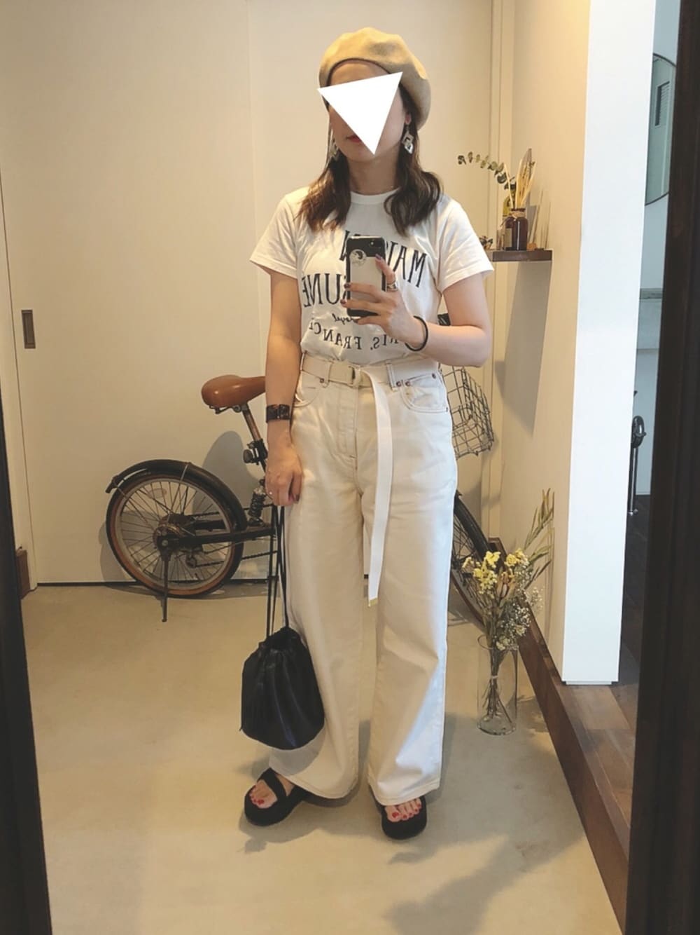 「シンプルコーデ、オトナカジュアル、オールホワイト、ワントーンコーデ、ootd、ワイドパンツ、teva、巾着バッグ、ベレー帽、きれいめカジュアル」｜「Maison KitsuneのTEE-SHIRT PALAIS ROY（Tシャツ/カットソー、ホワイト系）」を使った、iigg☺︎さん（レディース・154cm）の夏コーディネートの1枚目の写真