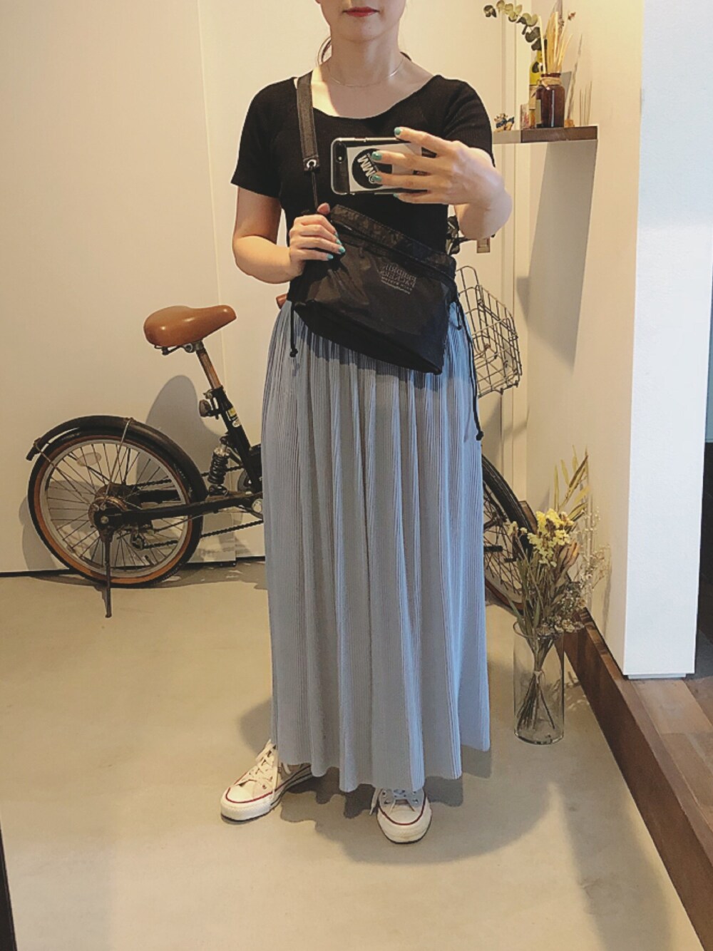 「夏、シンプル、きれいめカジュアル、スニーカー、ラフ、プリーツ、ZARA、UNIQLO、プチプラ、サコッシュ」｜「UNIQLOのリブバレエネックT（半袖）（Tシャツ/カットソー、ブラック系）」を使った、iigg☺︎さん（レディース・154cm）の夏コーディネートの1枚目の写真