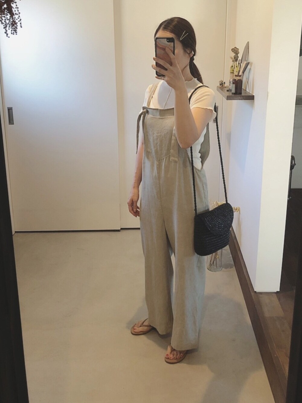 ホワイト系のTシャツ/カットソー、グレー系のサロペット/オーバーオール、ベージュ系のビーチサンダルを着用したレディースの夏コーディネートの1枚目の写真