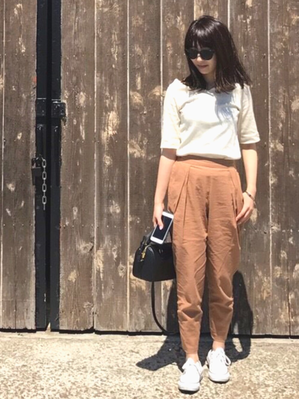 「GU、リネン、リネンパンツ、SLOBE IENA、カジュアル、海カフェ、スニーカーコーデ」｜「SLOBE IENAのバスクテレコ キーネックプルオーバー◆（Tシャツ/カットソー、ホワイト系）」を使った、sakipiさん（レディース・158cm）の春コーディネートの1枚目の写真
