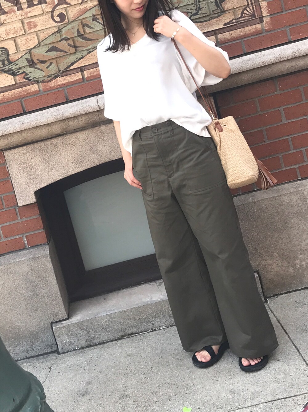「USJ、ベイカーパンツ、休日スタイル、夏コーデ、シンプル」｜「UNRELISHのカラータックブラウス（シャツ/ブラウス、ホワイト系）」を使った、sakipiさん（レディース・158cm）の夏コーディネートの1枚目の写真