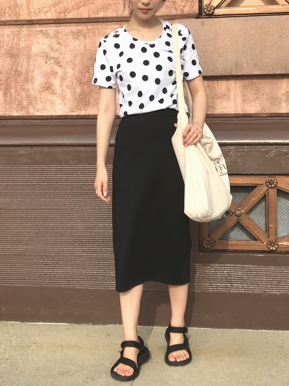 「プチプラ、モノトーン、水玉、ドット、Tシャツ、GU、ZARA、トートバッグ」｜「ZARAのアイテム（Tシャツ/カットソー、ホワイト系）」を使った、sakipiさん（レディース・158cm）の夏コーディネートの1枚目の写真
