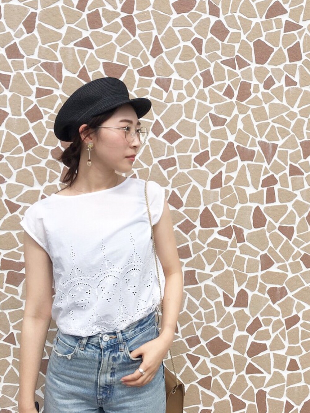 「シンプルコーデ、キャスケット、白ブラウス、summer、カジュアルコーデ、カフェ、めがね」｜「ADAM ET ROPE'のペーパーキャスケット（キャスケット、ブラック系）」を使った、sakipiさん（レディース・158cm）の夏コーディネートの1枚目の写真