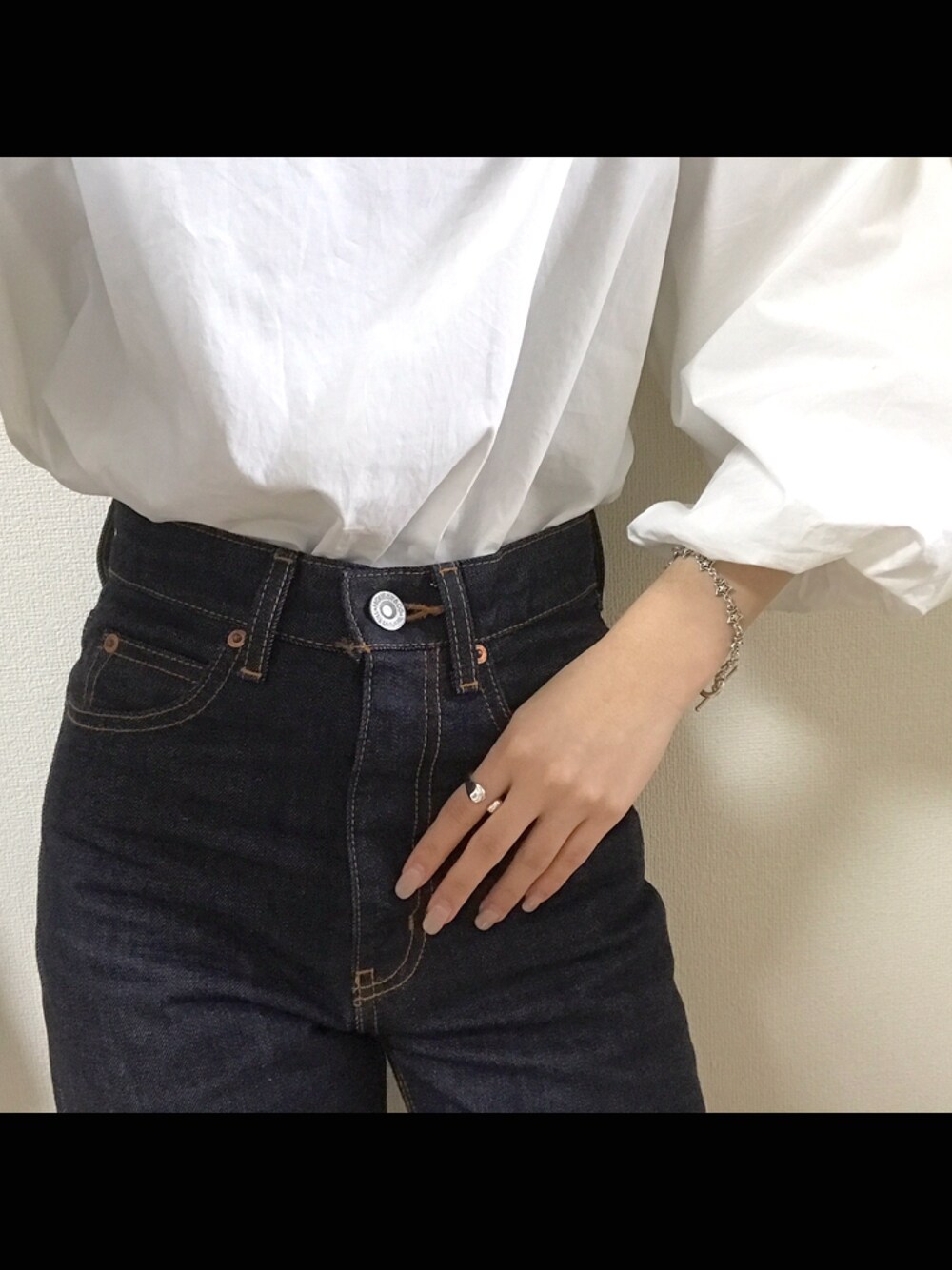 「デニムパンツ、カジュアル、ブラウス、休日スタイル、デニムスタイル」｜「UNRELISHのボリュームスリーブブラウス（シャツ/ブラウス、ホワイト系）」を使った、sakipiさん（レディース・158cm）の秋コーディネートの1枚目の写真