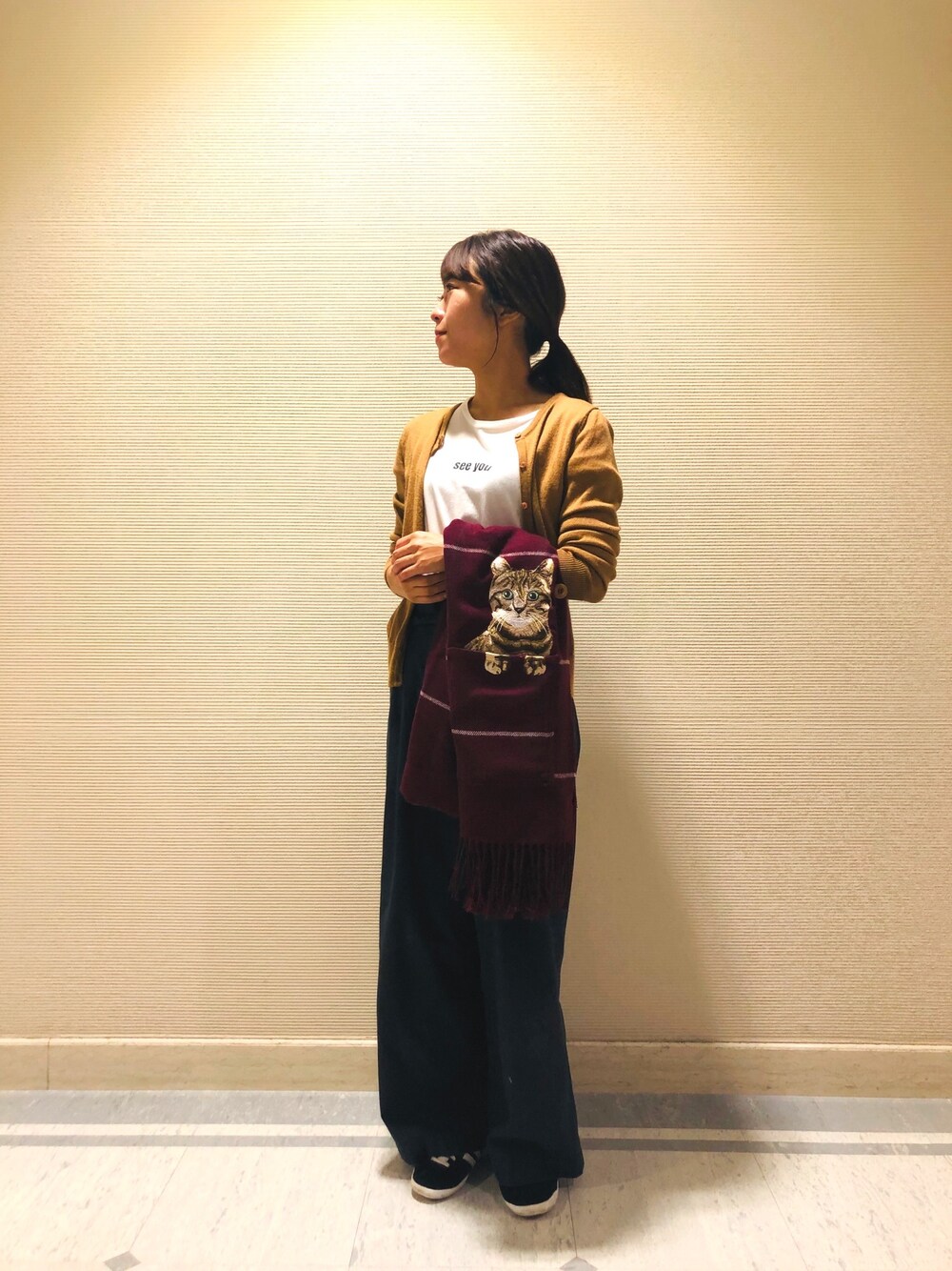 「ポンチョ、ネコ、カジュアルコーデ、macocca」｜「YECCA VECCAのＰ．メリノウールカーディガン（カーディガン/ボレロ、グリーン系）」を使った、krさん（レディース・156cm）の秋コーディネートの1枚目の写真