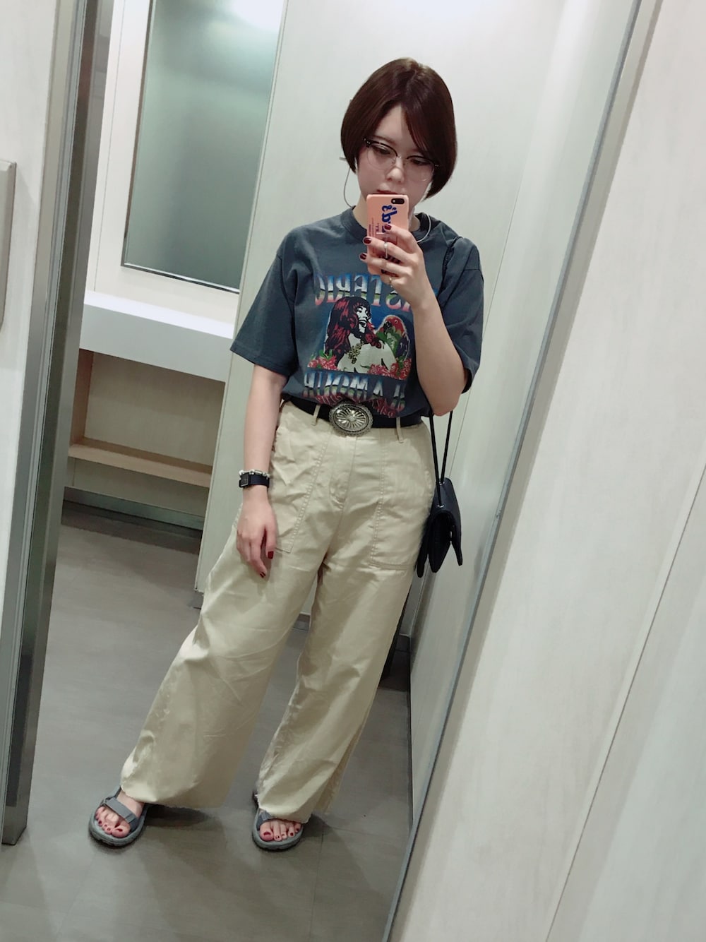 「夏セールで買いました、Tシャツ、スポーツサンダル、焼肉、カジュアルコーデ、夏」｜「HYSTERIC GLAMOURのPARADISE CLUB プリント Tシャツ（Tシャツ/カットソー、グレー系）」を使った、はる◟̊◞̊さん（レディース・156cm）の夏コーディネートの1枚目の写真